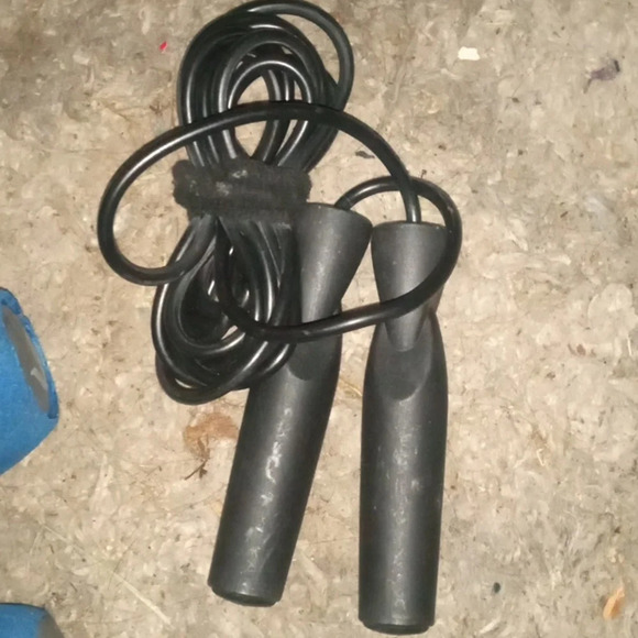 workout dumbbells and 2 jump ropes - Picture 6 of 8